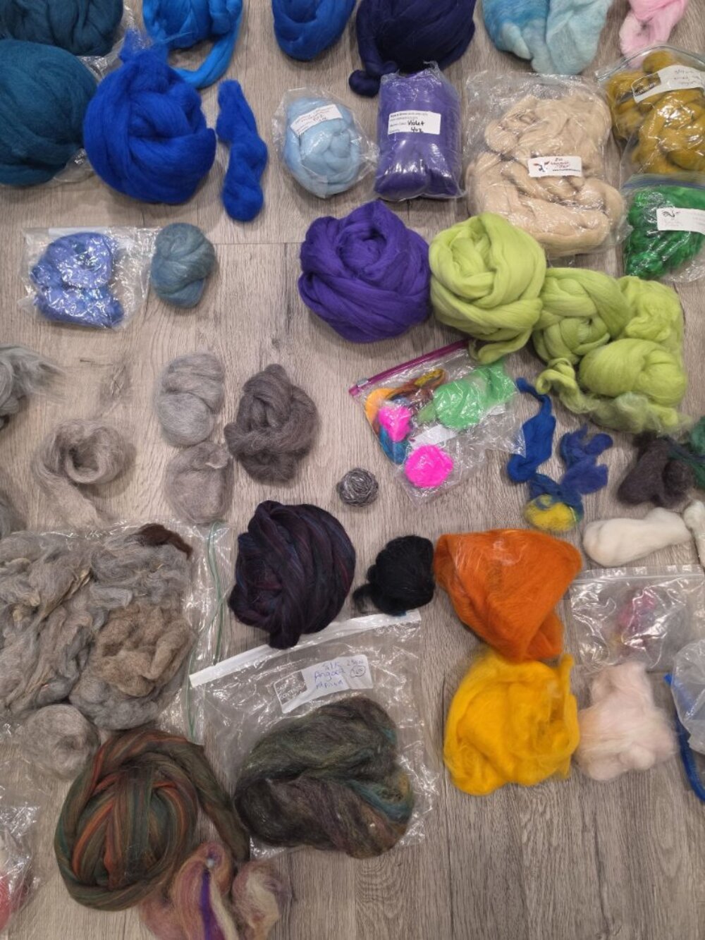 Assorted lot of wool, angora, silk felting fibers and yard raw and rolled colors - Picture 12 of 17